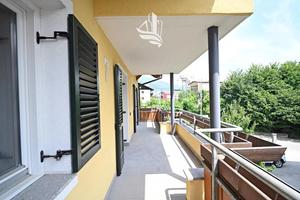 Brunico - Trilocale con terrazza e due posti aut