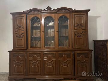 Grande cristalliera in legno stile classico