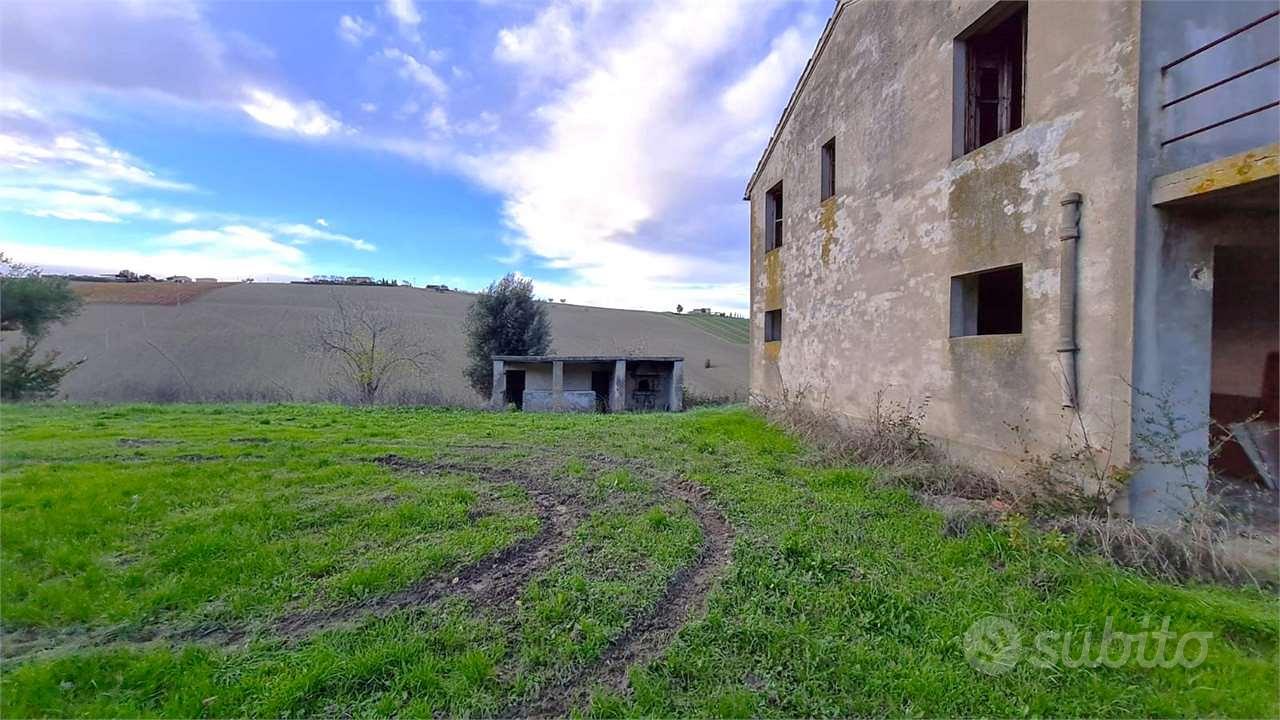 RUSTICO IMMERSO NEL VERDE con TERRENO - Vista 3