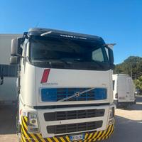 Autocarro Volvo Truck 480 Euro 4 con GRU mod. 4402