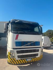 Autocarro Volvo Truck 480 Euro 4 con GRU mod. 4402