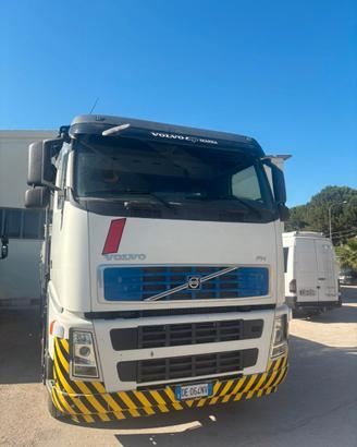 Autocarro Volvo Truck 480 Euro 4 con GRU mod. 4402