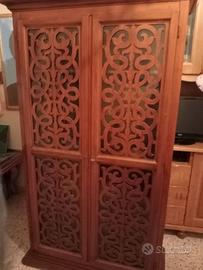 Vetrina/libreria in legno massello con ante trafor
