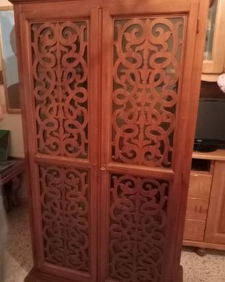 Vetrina/libreria in legno massello con ante trafor