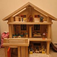 Casetta di legno con bambole