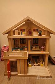 Casetta di legno con bambole