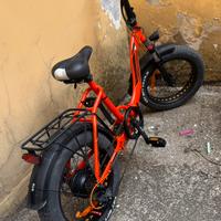 Bicicletta pedala assistita + acceleratore
