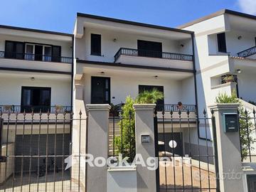 VILLETTA A SCHIERA A GIOIOSA IONICA