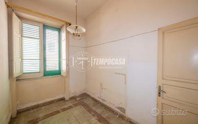 Accogliente trilocale da ristrutturare con cortile