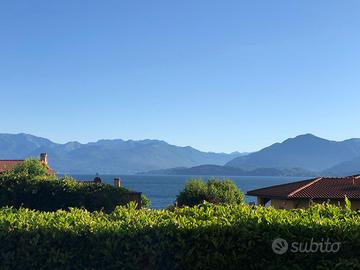Bilocale arredato con vista lago