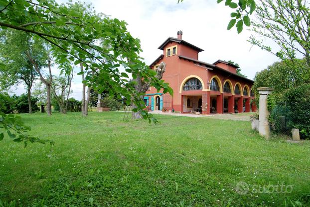 Antico casale ristrutturato con giardino di 3800 m