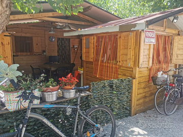 Roulotte stanziale con veranda e cucinino in legno
