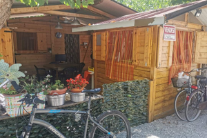 Roulotte stanziale con veranda e cucinino in legno