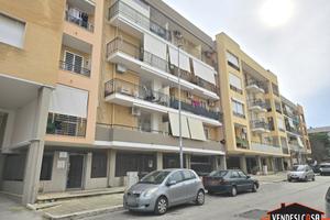 3 VANI + DOPPI ACC. CON POSTO AUTO E CANTINA ZONA