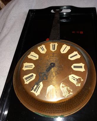 Orologio antico a forma di padella