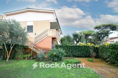 VILLA ANGOLARE CON GIARDINO