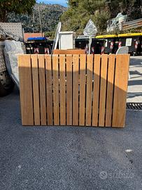 Tavolo in legno con sedie