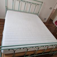 Letto in ferro battuto pieno di lusso