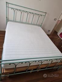 Letto in ferro battuto pieno di lusso