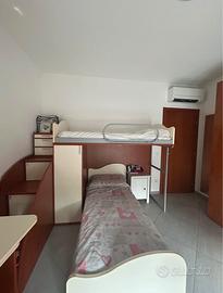 letto a castello in lwgno scuro