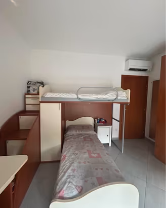 letto a castello in lwgno scuro