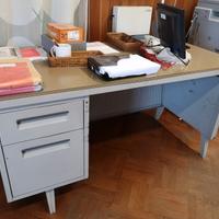 Scrivania con cassettiera