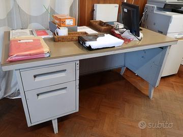Scrivania con cassettiera