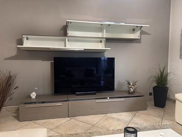 Soggiorno moderno con ante laccate bianche