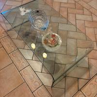 Tavolino in cristallo curvato