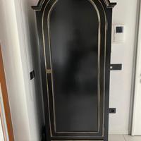 Mobile in legno massiccio con sfumature dorate