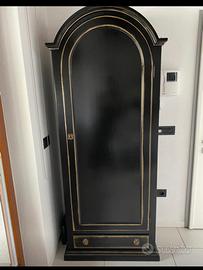 Mobile in legno massiccio con sfumature dorate