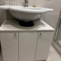 box doccia, lavandino con il mobiletto, armadio