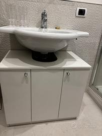 box doccia, lavandino con il mobiletto, armadio