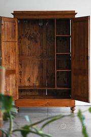 Armadio in legno massello antico