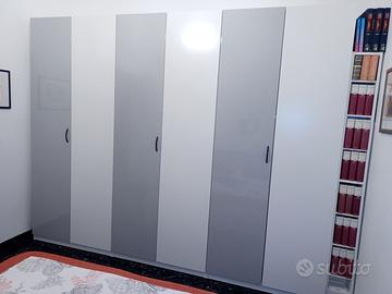 Armadio PAX e camera IKEA, bianca e grigia.