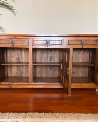 Credenza o buffet a tre cassetti in legno di noce