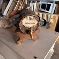 Bottiglia whisky con porta bicchieri