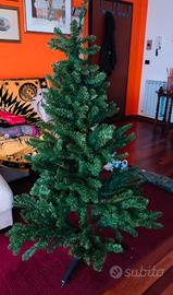 albero di natale e addobbi natalizi