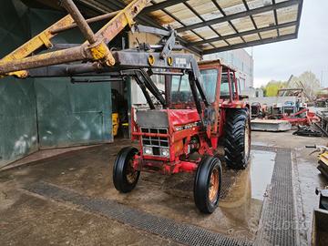 Trattore International 844S con caricatore