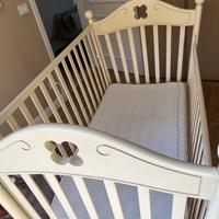 Lettino con materasso e coprimaterasso