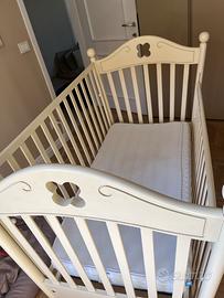 Lettino con materasso e coprimaterasso