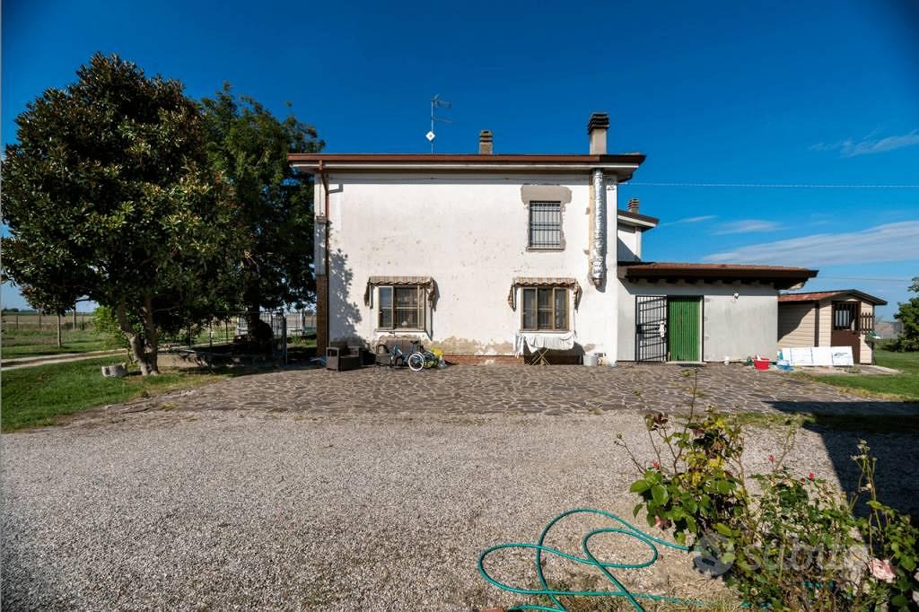 Rustico / Casale di 240 m² con più di 5 locali e b - Altro