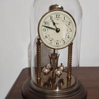 Orologio con pendolo a torsione e sfere acustiche