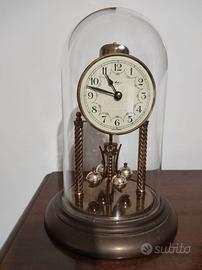 Orologio con pendolo a torsione e sfere acustiche