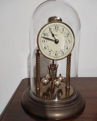 Orologio con pendolo a torsione e sfere acustiche