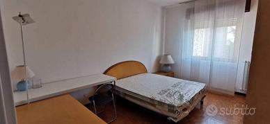 Stanza in appartamento di 100 m² a Milano