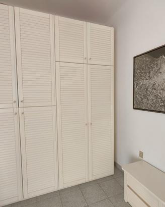 ARMADIO A OTTO ANTE A PERSIANA