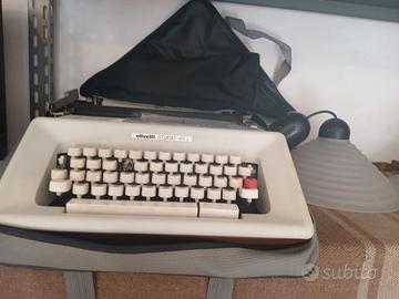 Macchina da scrivere olivetti