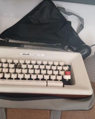 Macchina da scrivere olivetti