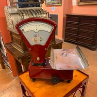 Bilancia Rolex restaurata rossa a un piatto